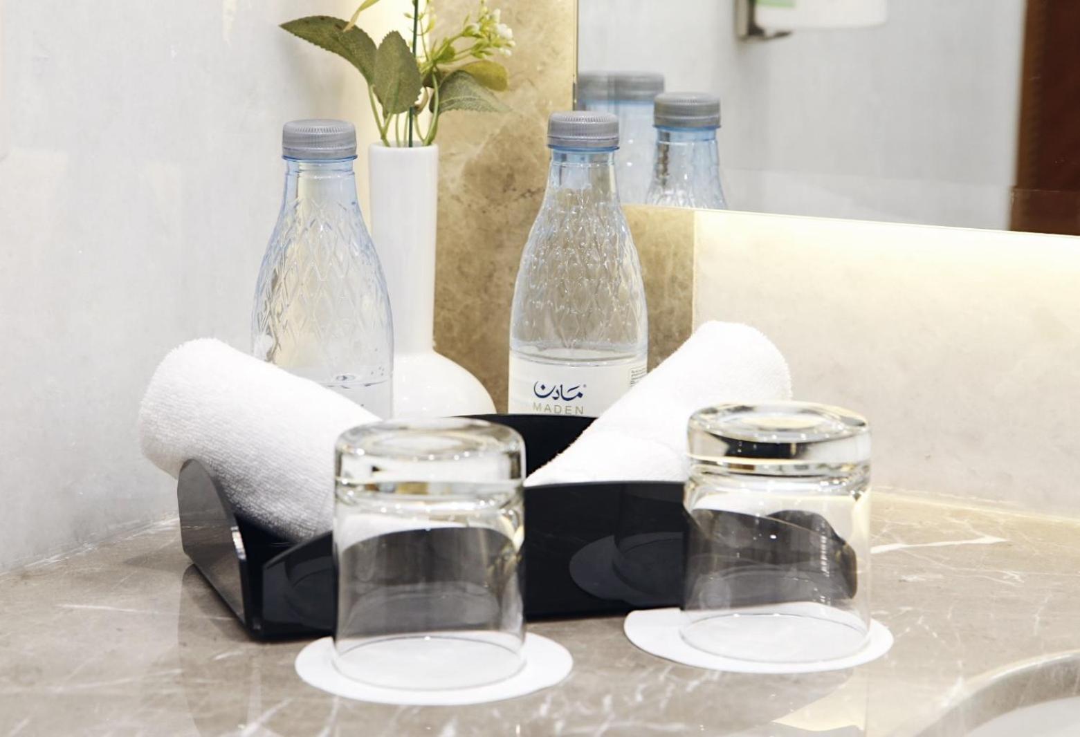 Hotel Maden Alrawda Medyna Zewnętrze zdjęcie Bottled water in a hotel room