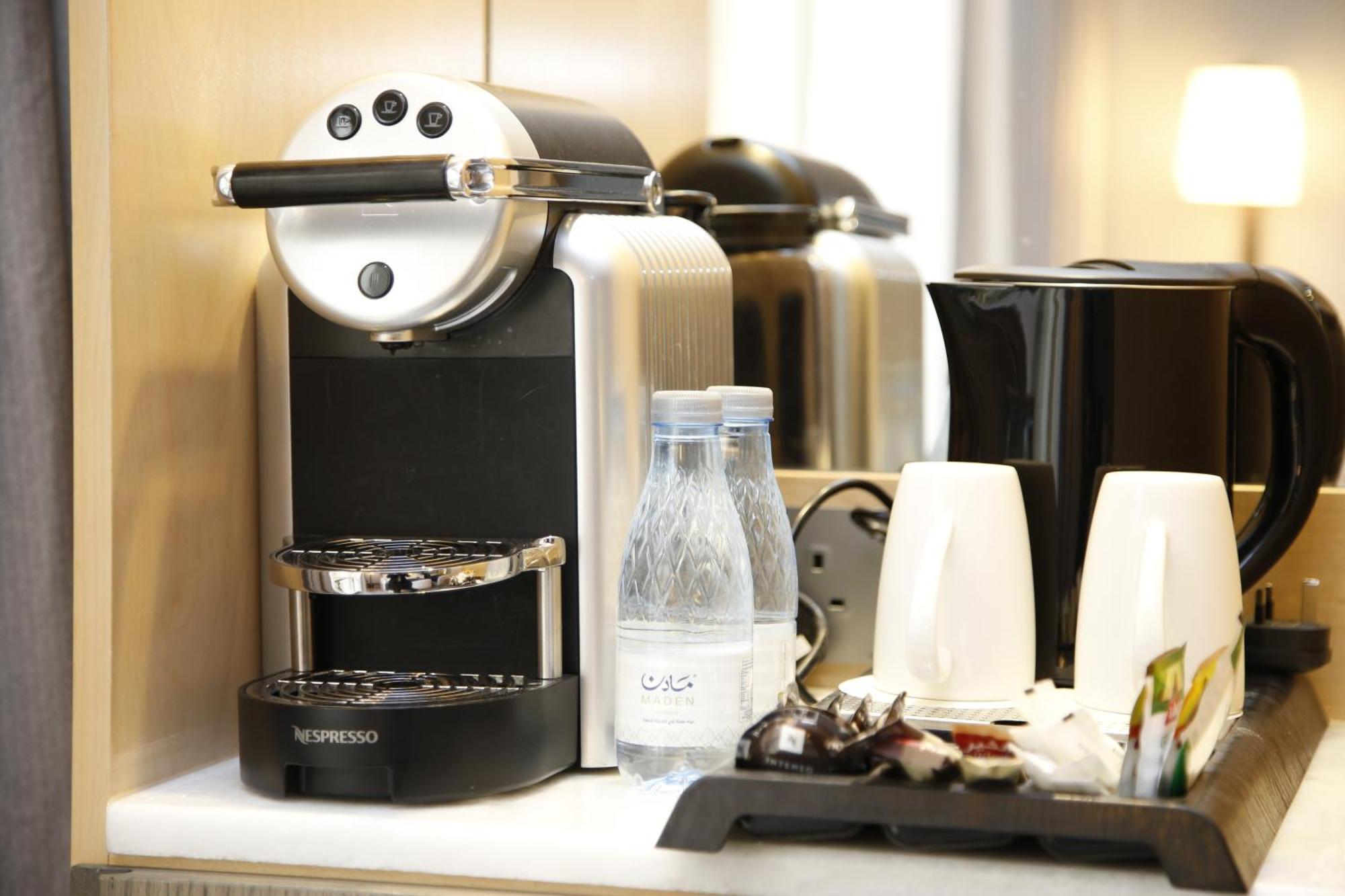 Hotel Maden Alrawda Medyna Zewnętrze zdjęcie A Nespresso coffee machine