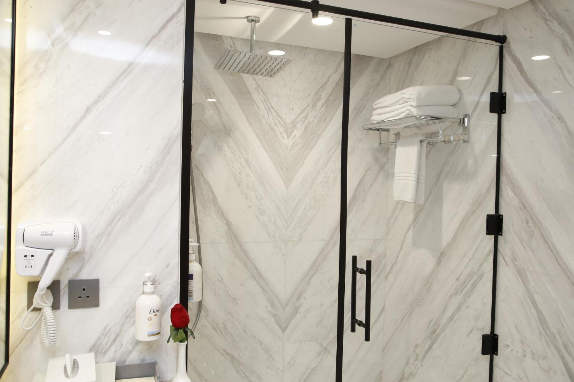 Hotel Maden Alrawda Medyna Zewnętrze zdjęcie A shower door
