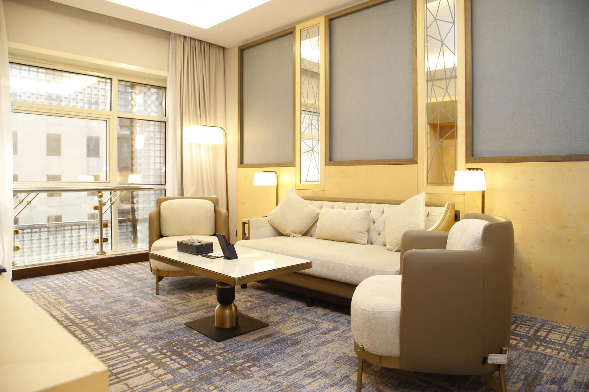 Hotel Maden Alrawda Medyna Zewnętrze zdjęcie A living room in a suite at the Ritz-Carlton, DIFC